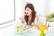 食事をする女性