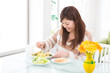 食事をする女性