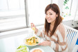 食事をする女性