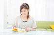 部屋で本を読む女性