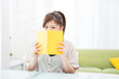 部屋で本を読む女性