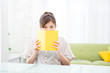 部屋で本を読む女性