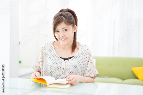 Photo: 部屋で本を読む女性 部屋で本を読む女性