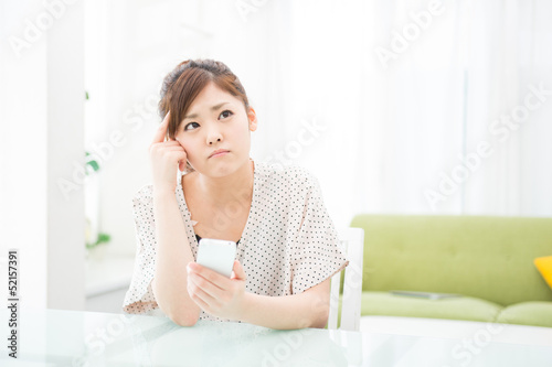 Photo: 部屋でスマホを使う女性 部屋でスマホを使う女性
