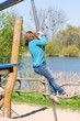 Foto: Kind klettert an der Stange Kind klettert an der Stange