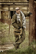 wartender Mann mit Brille
