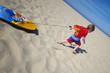 Foto: enfant courant sur la plage enfant courant sur la plage