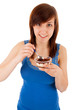 Die junge Frau isst eine Süßspeise aus einem Plastikbecher