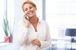 Foto: Happy businesswoman talking on mobile phone Happy businesswoman talking on mobile phone