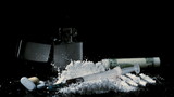 Vídeo: Syringe falling on pile of white drug with syringe rolled up dollar and tablets Syringe falling on pile of white drug with syringe rolled up dollar and tablets