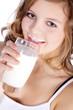 Junges Mädchen trinkt Milch, lustig mit Milchbart
