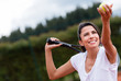 Foto: Female tennis player serving Female tennis player serving