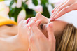 Foto: Wellness - woman getting head massage in Spa Wellness - woman getting head massage in Spa
