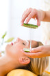 Foto: Wellness - woman having aloe vera application Wellness - woman having aloe vera application