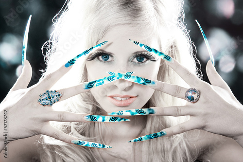 Photo: Hübsche Frau mit Stiletto Fingernägel Hübsche Frau mit Stiletto Fingernägel