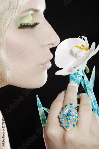 Photo: Hübsche Frau mit Stiletto Fingernägel und Orchidee Hübsche Frau mit Stiletto Fingernägel und Orchidee