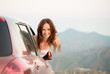 Foto: Happy driver woman on summer vacation Happy driver woman on summer vacation