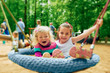 kinder auf dem spielplatz