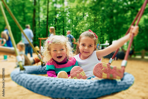 Photo: kinder auf dem spielplatz kinder auf dem spielplatz