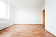 Foto: empty room with door empty room with door