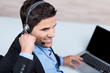 Photo: lächelnder geschäftsmann telefoniert mit headset lächelnder geschäftsmann telefoniert mit headset
