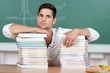 student stützt sich auf viele bücher