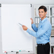 geschäftsmann präsentiert etwas am flipchart
