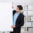 geschäftsmann schaut auf flipchart