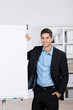 mann präsentiert information am flipchart