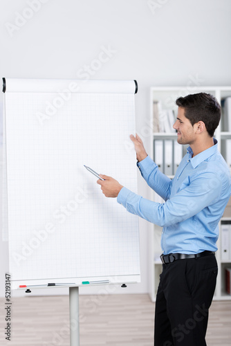 Photo: geschäftsmann präsentiert am flipchart geschäftsmann präsentiert am flipchart