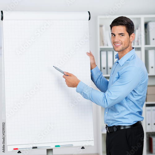 Photo: geschäftsmann präsentiert etwas am flipchart geschäftsmann präsentiert etwas am flipchart