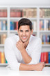 junger mann in der bibliothek