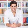 Foto: portrait mann vor bücherregal portrait mann vor bücherregal