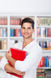 Foto: student mit ordner in der bibliothek student mit ordner in der bibliothek
