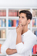 nachdenklicher student in der bibliothek