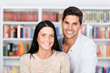 Foto: junges paar in der bibliothek junges paar in der bibliothek