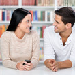Foto: paar in der bibliothek schaut sich an paar in der bibliothek schaut sich an