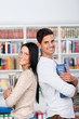 zwei studenten in der bibliothek