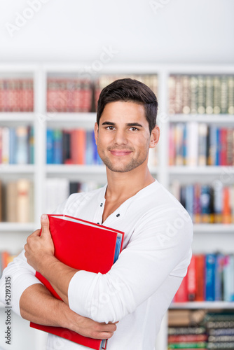 Photo: student mit ordner in der bibliothek student mit ordner in der bibliothek