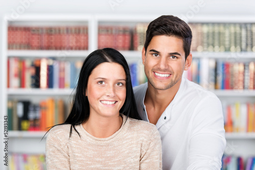 Photo: junges paar in der bibliothek junges paar in der bibliothek