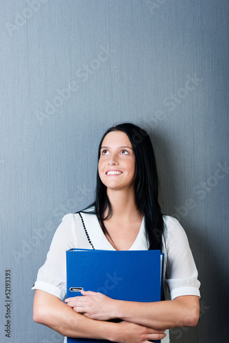 Photo: junge frau mit aktenordner junge frau mit aktenordner