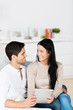 Foto: paar mit tablet schaut sich an paar mit tablet schaut sich an