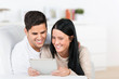 Foto: lachendes paar mit tablet-pc lachendes paar mit tablet-pc