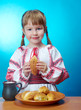 Foto: girl eats homemade pie girl eats homemade pie