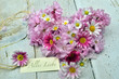 Photo: Alles Liebe: Herz aus Margeriten, Gänseblümchen und Kirschblüten Alles Liebe: Herz aus Margeriten, Gänseblümchen und Kirschblüten