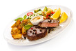 Foto: Grilled steak, baked potatoes and vegetables Grilled steak, baked potatoes and vegetables