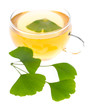 Ginkgo-Tee mit Blättern