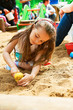 Kinder spielen im Sandkasten