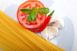 Foto: Italian spaghetti pasta tomato ingredients Italian spaghetti pasta tomato ingredients