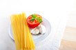 Foto: Italian spaghetti pasta tomato ingredients Italian spaghetti pasta tomato ingredients